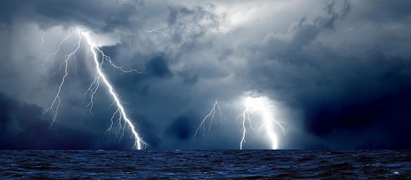 Meteo: «Πολύ ισχυρή καταιγίδα θα πλήξει την Θεσσαλονίκη τα επόμενα λεπτά»